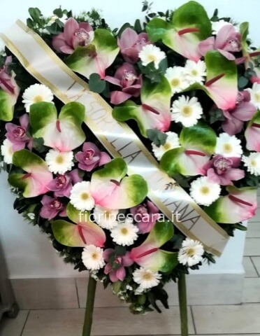 Cuore grande funebre di fiori misti